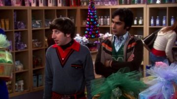 La ceinture à damier noir et rouge de Howard Wolowitz (Simon Helberg) dans The Big Bang Theory S02E11
