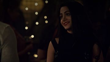 Vestido de suéter negro de Isabelle Lightwood (Emerald Toubia) en Shadowhunters S03E06