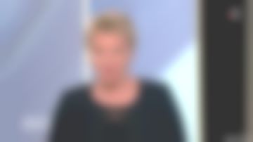 Le Pull marine ajouré de Elise Lucet dans Envoyé Spécial du 26/04/2018