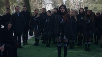 Les chaussettes montantes noires et blanches de Cheryl Blossom (Madeleine Petsch) dans Riverdale S02E19