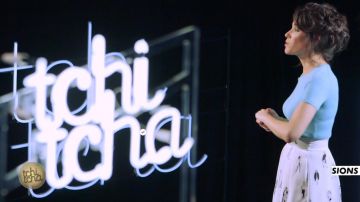 La falda estampada de los personajes de Laurie Cholewa en Tchi tcha del 24/04/2018