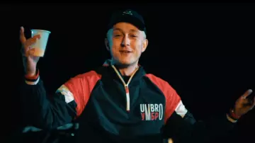 La veste Umbro de Vald dans le clip Valise (feat. Hornet La Frappe)