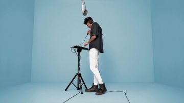 Las zapatillas Black Converse de Masego en el video musical navajo (Una versión de colores)