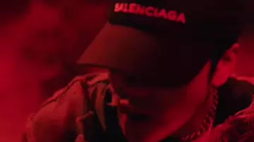 The cap Balenciaga Jackson Wang in her video clip Okay