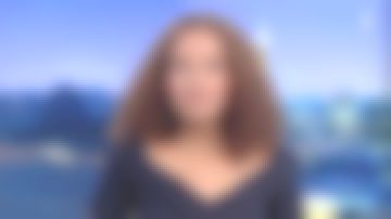 La robe fourreau bleu marine encolure Bardot de Sandrine ARAMON dans Soir 3 du 22/04/18 sur France 3