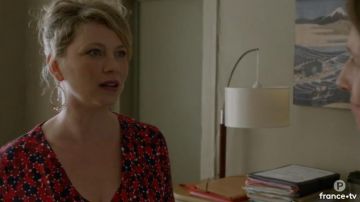La robe portefeuille rouge imprimée de Candice Renoir (Cécile Bois) dans Candice Renoir S06E02