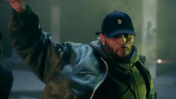 Casquette LA à l'envers de Chris Brown dans Chris Brown, Young Thug - Go  Crazy (Official Video)