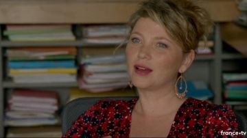 La robe rouge imprimée de Candice (Cécile Bois) dans Candice Renoir S06E02