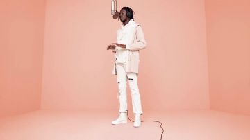 The waterproof Rains pink Dums in her video clip Intro (Colors Show)