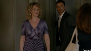 La robe portefeuille à carreaux de Candice Renoir (Cécile Bois) dans Candice Renoir S06E03