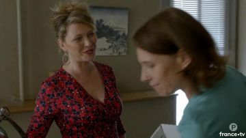 La robe portefeuille rouge imprimée de Candice Renoir (Cécile Bois) dans Candice Renoir S06E02