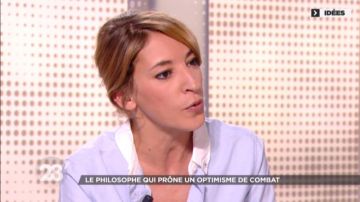 Camisa azul cuello blanco de Nadia Daam en 28 minutos a partir del 23/04/2018