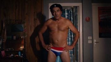 Le slip de bain Bleu blanc rouge de Francis Ginibre dans Les municipaux ces héros