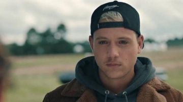La sudadera azul marino Champion usada por PLK en su video musical All Night