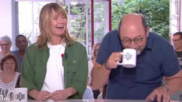 La camisa verde de Lacoste usada por Axelle Laffont en Clique Dimanche del 22/04/2018