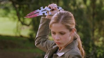 The replica of the knife of Faith from Buffy Summers (Sarah Michelle Gellar) in Buffy the vampire slayer
