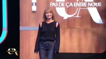 The black sweater with cutouts at shoulders Axelle Laffont in Not it between us the 27/04/18