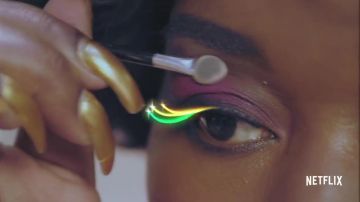 Las uñas postizas doradas de Tammé Dawson "la Reina del Bienestar" (Kia Stevens) en el tráiler S2 de Glow
