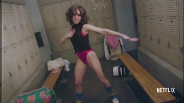 El leotardo rosa de Ruth Wilder, también conocido como "Zoya the Destroyer" (Alison Brie) en el tráiler de la temporada 2 de Glow