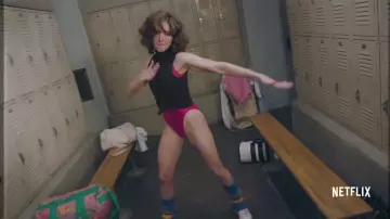 Le justaucorps rose de Ruth Wilder, aka « Zoya the Destroyer » (Alison Brie) dans le trailer de la saison 2 de GLOW