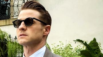 Noir les lunettes de soleil portées par James Gordon (Benjamin McKenzie) comme on le voit dans Gotham S4E3