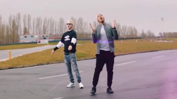 Les sneakers Nike Air Max 93 de Vald dans le clip youtube La valise de Hornet la frappe