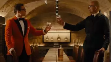 Chaqueta de esmoquin naranja usada por Gary Unwin / Eggsy aka Galahad (Taron Egerton) como se ve en Kingsman: The Golden Circle