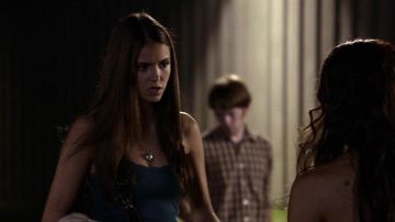 Le collier d'Elena Gilbert (Nina Dobrev) dans The Vampire Diaries S01E03