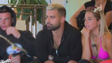 The bikini top pink worn by Maddy in The Angels S10E36