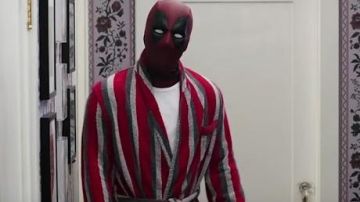 Albornoz a rayas usado por Wade Wilson / Deadpool (Ryan Reynolds) como se ve en Deadpool