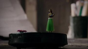 Hula dancer figurine with her Ukulélé sticked on the vacum cleaner of Deadpool (Ryan Reynolds) as seen in Deadpool