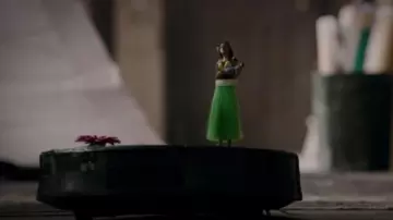 Hula dancer figurine with her Ukulélé sticked on the vacum cleaner of Deadpool (Ryan Reynolds) as seen in Deadpool