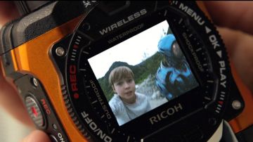 The action camera Ricoh of Will Robinson (Maxwell Jenkins) in Lost in space S01E10
