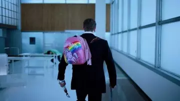 Le sac à dos Hello Unicorn à LED de Takeshi Kovacs (Joel Kinnaman) dans Altered Carbon S01E04