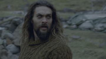 Le pull marron de Arthur Curry aka Aquaman (Jason Momoa) dans Justice League