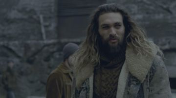 Le pull marron de Arthur Curry aka Aquaman (Jason Momoa) dans Justice League