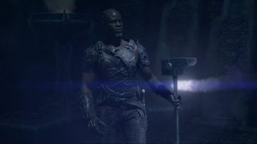 Marteau réplique porté par Korath (Djimon Hounsou) comme on le voit dans les Gardiens de la Galaxie