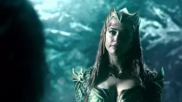 La ré­plique de la cou­ronne dorée de Mera (Am­ber Heard) dans Jus­tice League