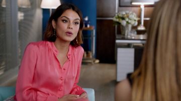 La blouse rose Lanvin de Cris­tal Flores (Na­tha­lie Kel­ley) dans Dy­nas­tie S01E20