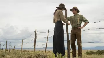 Le pantalon d'Alice Fletcher (Michelle Dockery) dans Godless S01E07