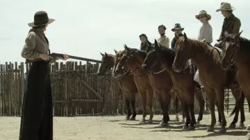 Le pantalon d'Alice Fletcher (Michelle Dockery) dans Godless S01E07
