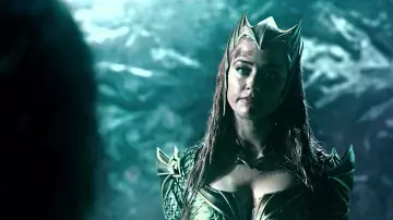 Mera's (Am­ber Heard) golden crown replica as seen in Jus­tice League