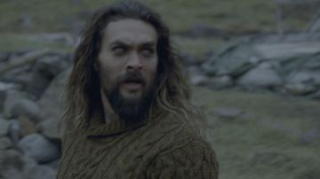 Arthur Curry alias Aquaman (Jason Momoa) olive pull en tricot, comme on le voit dans la Justice League