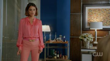 Cristal Flores' (Nathalie Kelley) ceinture rose par Raina comme on le voit dans la Dynastie 1x20