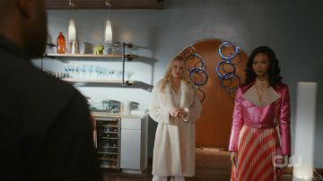 Monica Colby (Wakeema Hollis) rose métallisé perfecto par Sies Marjan comme on le voit dans la Dynastie 1x20