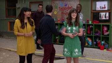 Vestido verde bordado de Jessica Day (Zooey Deschanel) en New Girl S07E03