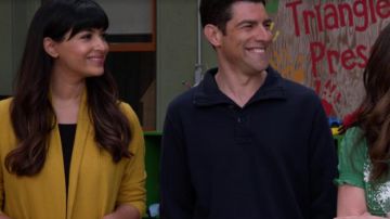 El chaleco mostaza de medio largo usado por Cece Parekh (Hannah Simone) en New Girl S07E03