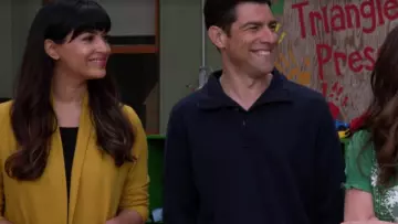 Le gilet moutarde mi long porté par Cece Parekh (Hannah Simone) dans New Girl S07E03