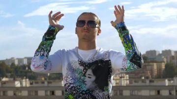 Sudadera blanca DSQUARED2 "graffiti" de DTF en su clip Comme un fou