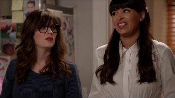 La camisa blanca anudada que lleva Cece Parekh (Hannah Simone) en New Girl S07E03